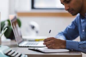 Homem estudando para concurso público com isenção de taxa