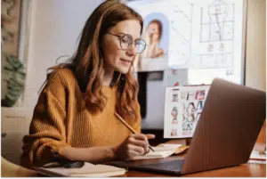 Pessoa estudando no notebook representando Estudar por videoaulas vale a pena