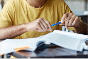 Homem com caderno na mão Cotas em concurso público: o que é e como funciona