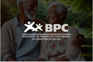 Imagem da logo do BPC e ao fundo a imagem de um casal de idosos