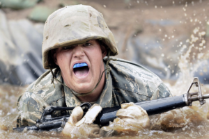 Imagem de um soldado em treinamento representando os concursos militares