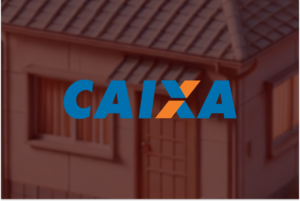 Logo da caixa e uma casa ao fundo representando o aumento dos juros da Caixa dificulta compra da casa própria