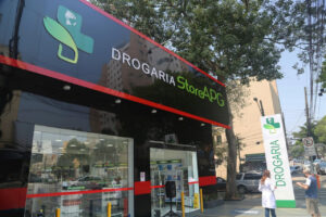 Holding Store APG inova e inaugura sua primeira farmácia com sucesso