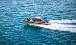 barco navegando no mar