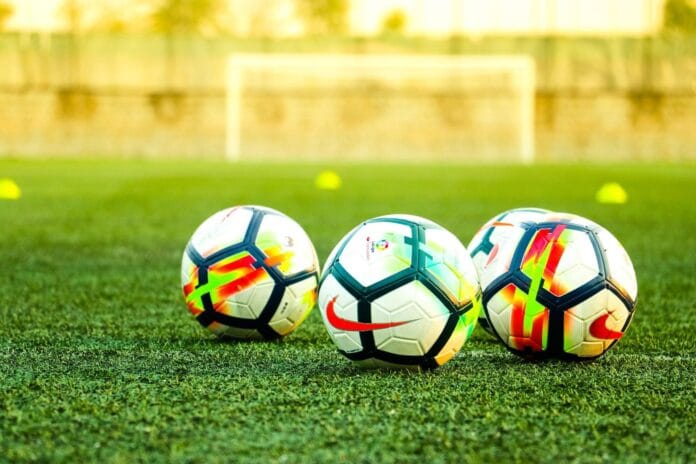 Bolas de futebol no gramado - campo de futebol