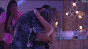 Carla Diaz e Arthur se beijam em festa