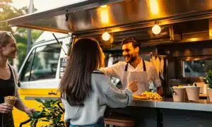 clientes em um food truck