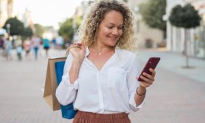 consumidora acessando o celular