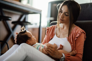 Imagem de uma mãe com a sua filha representando o Auxílio-maternidade MEI