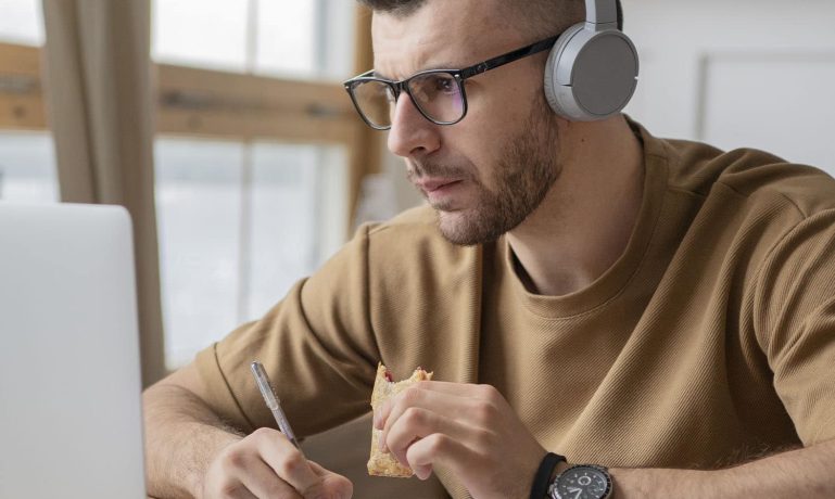 Como se inscrever em um Concurso Público? Homem usando seu notebook para se inscrever em concurso