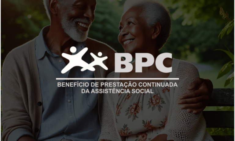 Imagem da logo do BPC e ao fundo a imagem de um casal de idosos