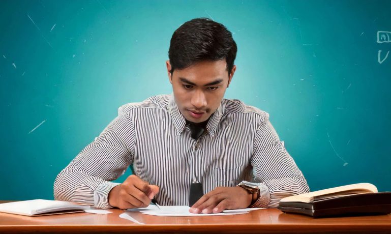 Imagem de um jovem estudando para a redação do enem