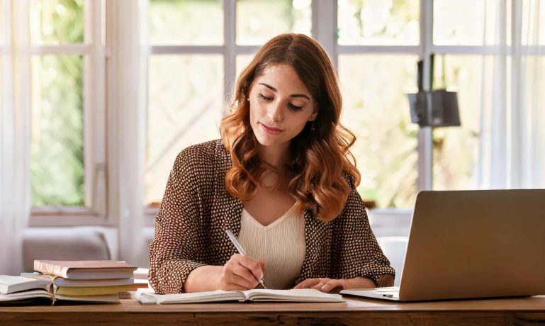 Imagem de uma mulher estudando representando como Estudar para concursos com recursos multimídia