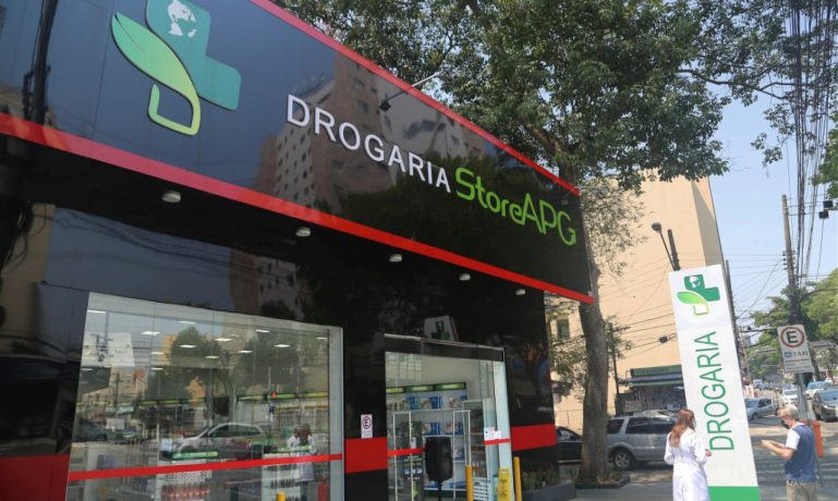 Holding Store APG inova e inaugura sua primeira farmácia com sucesso