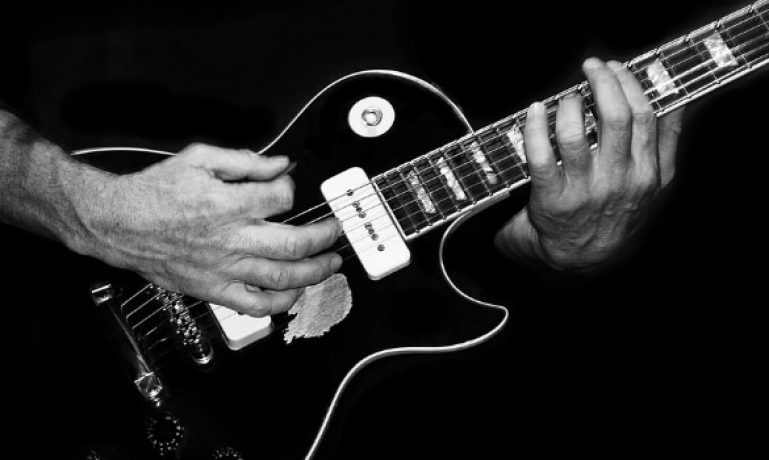 Guitarra um dos instrumentos mais famosos e mais tocados