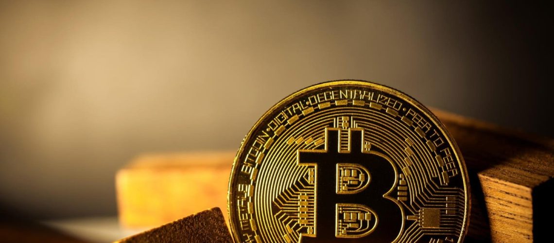 moeda bitcoin em um fundo dourado