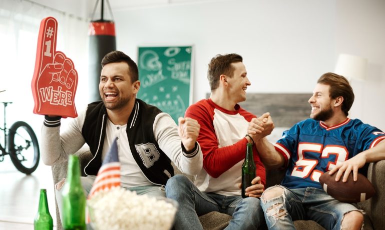 amigos assistindo esporte