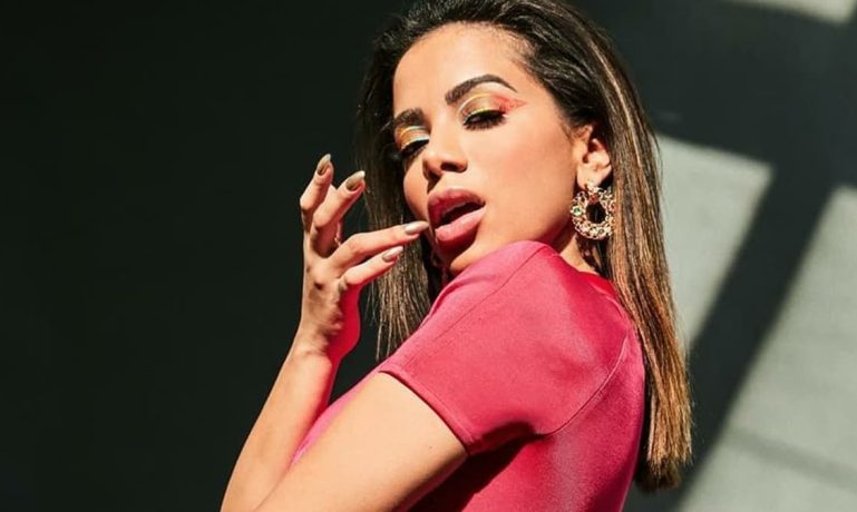 Anitta passa cantada em ex-BBB