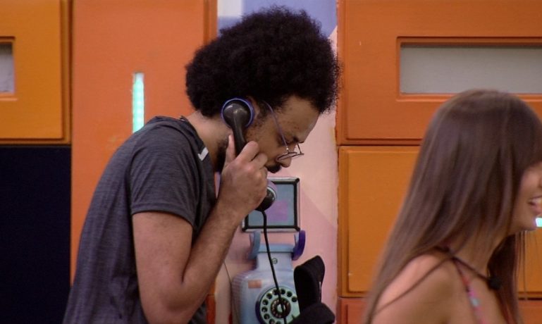 Big Fone toca e Sarah está no Paredão