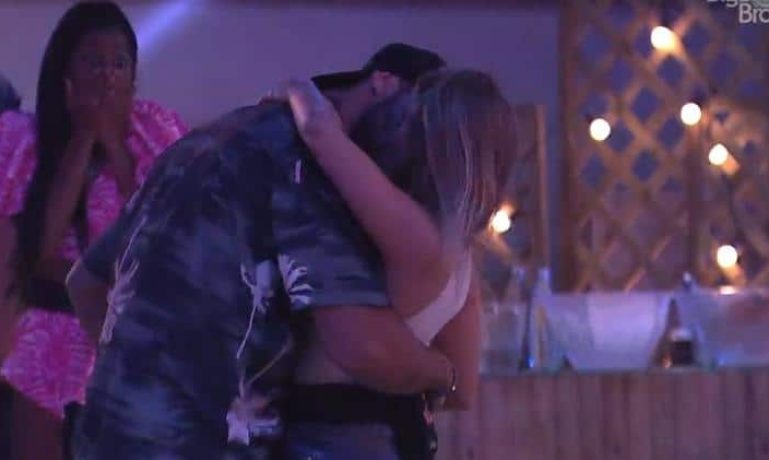 Carla Diaz e Arthur se beijam em festa