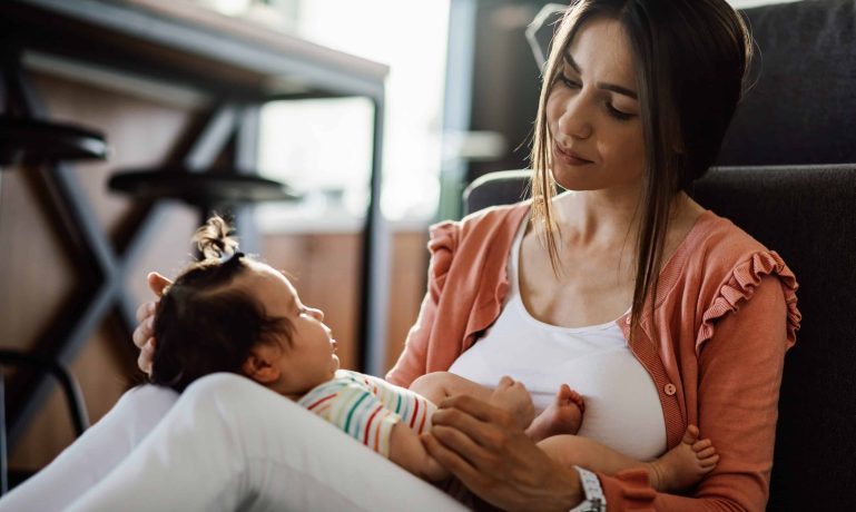 Imagem de uma mãe com a sua filha representando o Auxílio-maternidade MEI