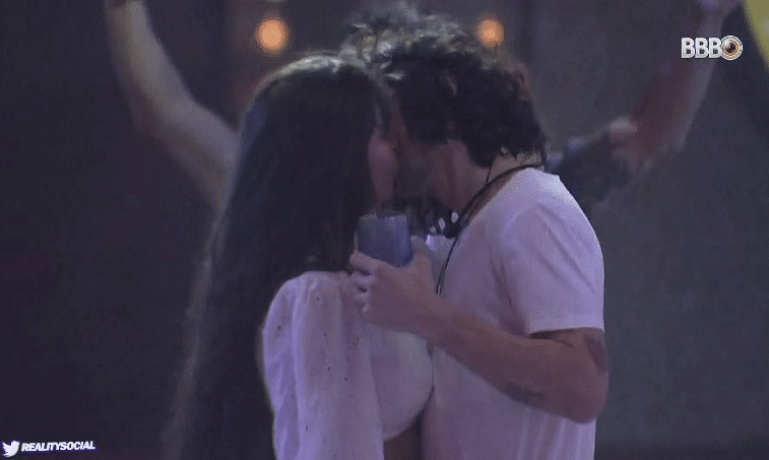 Fiuk e Thais dão o primeiro beijo do BBB 21