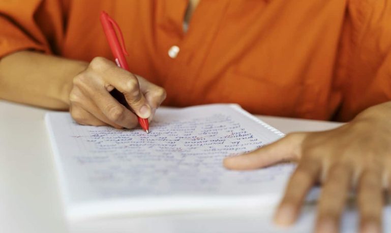 Homem estudando para concurso público