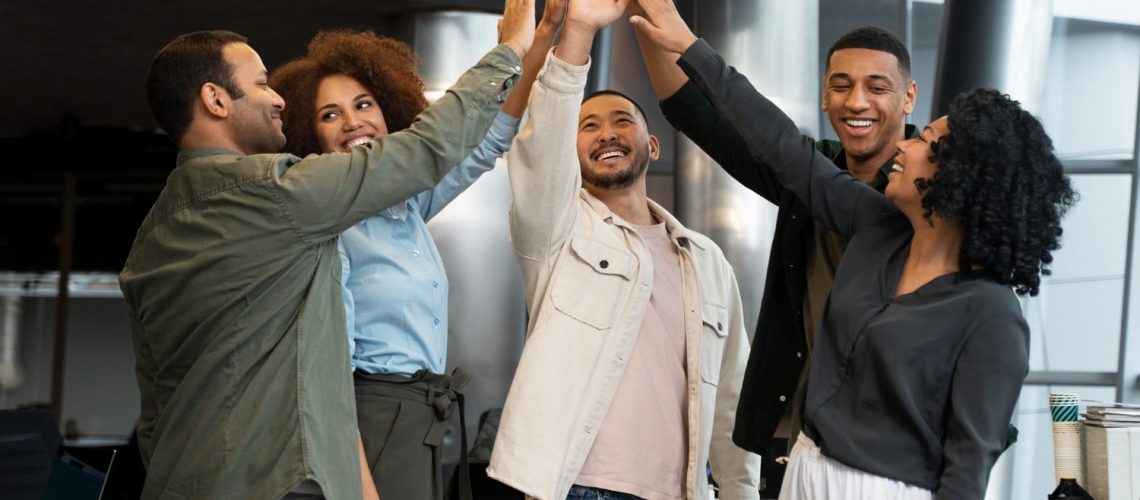 alcançar o sucesso, pessoas levantando a mão e comemorando