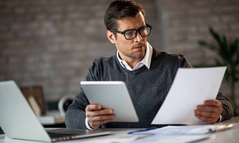 Homem aprendendo como antecipar benefícios pelo MEI