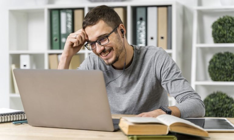 Homem estudando para Concursos federais