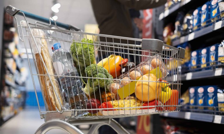 Imagem de um carrinho de mercado com alimentos representando a Cesta de natal Bolsa Família