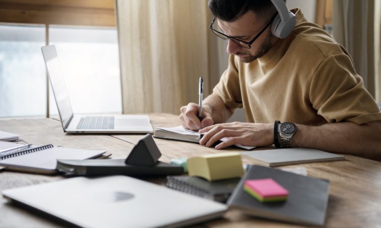 Homem se planejando para o que estudar na prova de Português dos Correios