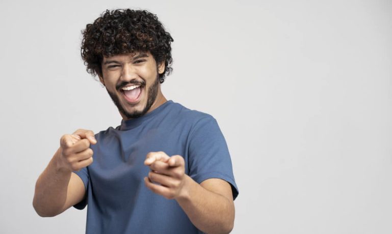 Homem feliz porque aprender a como limpar o nome