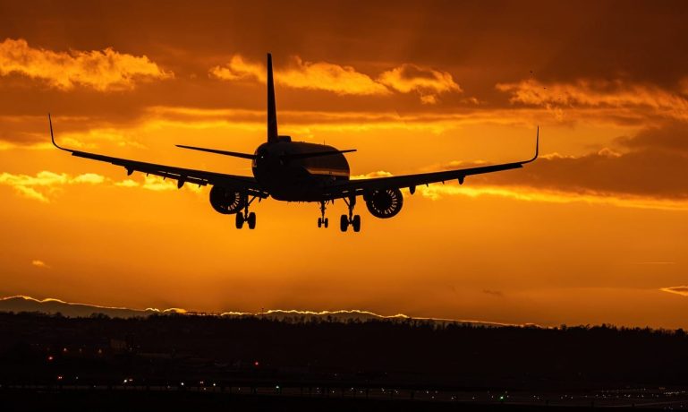 Avião voando porque a pessoa descobriu como fazer passaporte