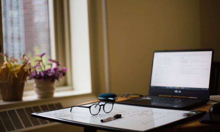 Pessoa se preparando para estudar para concurso público