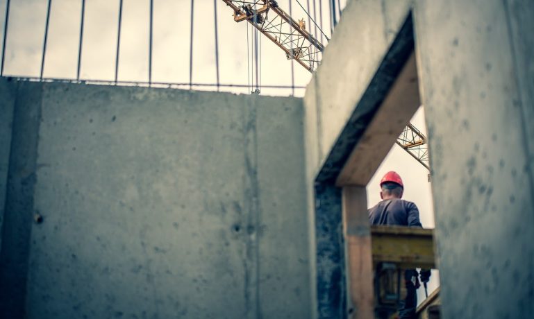 Homens trabalhando com a possibilidade de revisão do FGTS