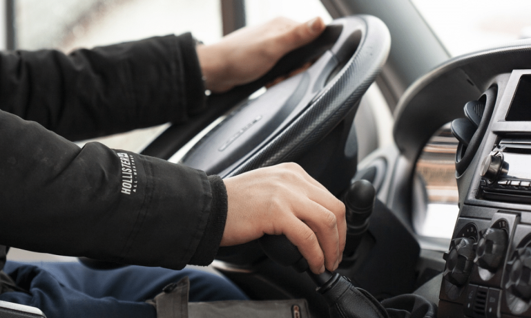 Motorista autônomo dirigindo o seu veículo