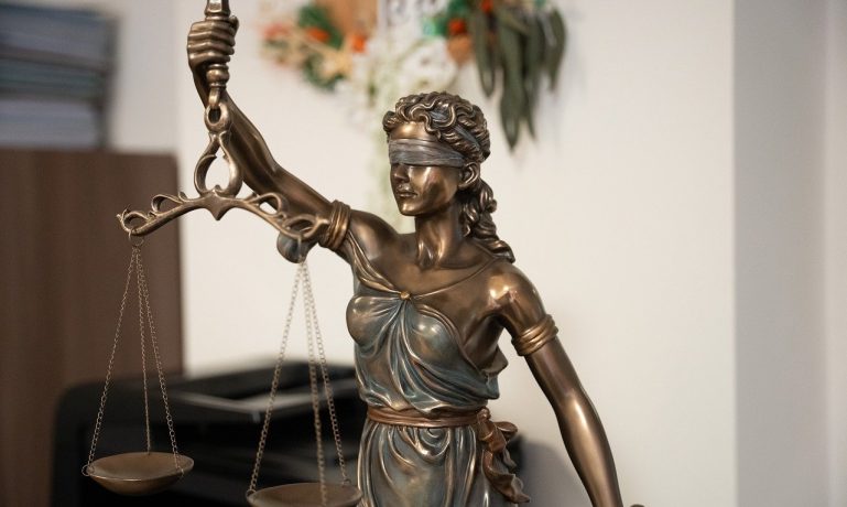 Imagem de uma estátua da justiça representando se o pedido de salário-maternidade precisa de advogado