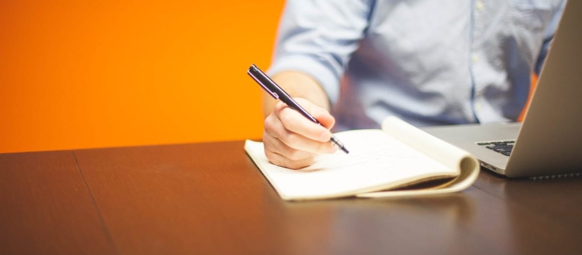 Homem se perguntando se MEI recebe restituição do imposto de renda
