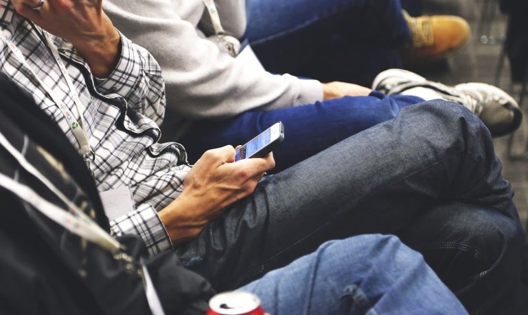 Homem vendo como ver resultado da perícia INSS pelo celular