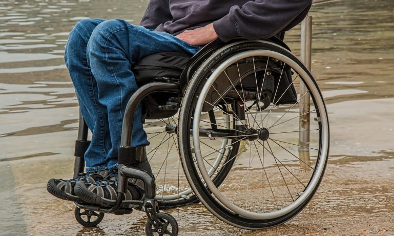 Homem cadeirante que recebe Benefício de Prestação Continuada