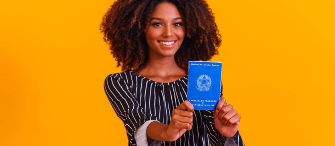 Mulher nascida em julho que vai receber o benefício de R$ 1,4 mil