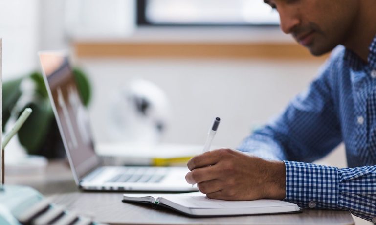 Homem em preparação para o concurso do BNDES