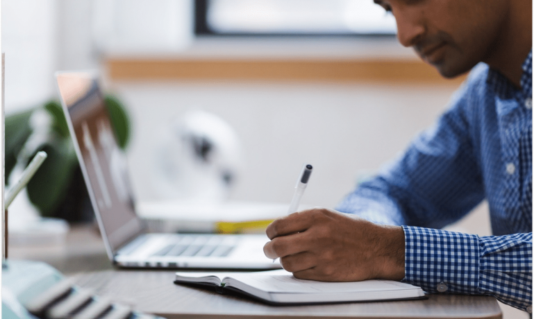 Homem estudando usando a técnica da Revisão contínua e espaçada