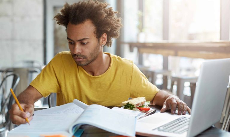 Homem aprendendo a como montar um cronograma de estudos