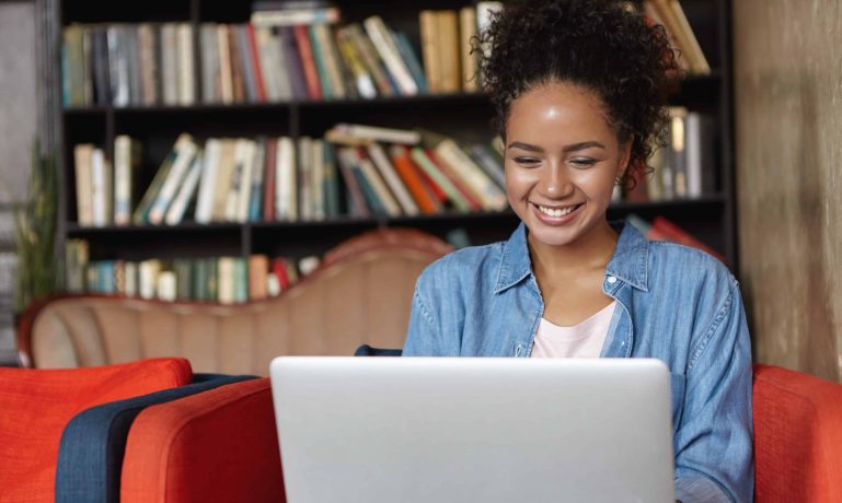 Mulher pesquisando em seu notebook Concursos no Brasil