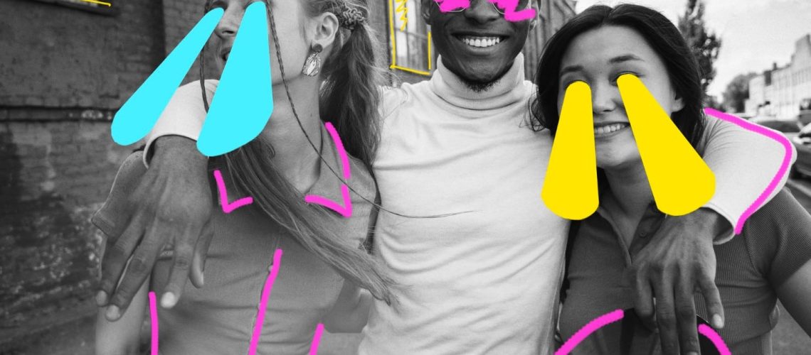 jovens amigos foto preto e branco com elementos coloridos focando na cultura remix