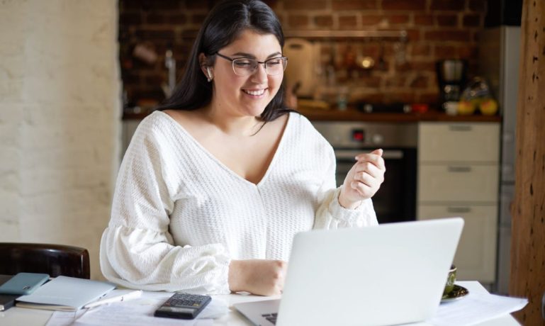 Imagem de uma mulher segurando o seu cartão de crédito representando Crédito consignado em folha