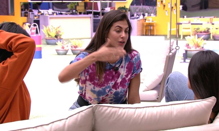 Mari se exalta com Marcela e Ivy