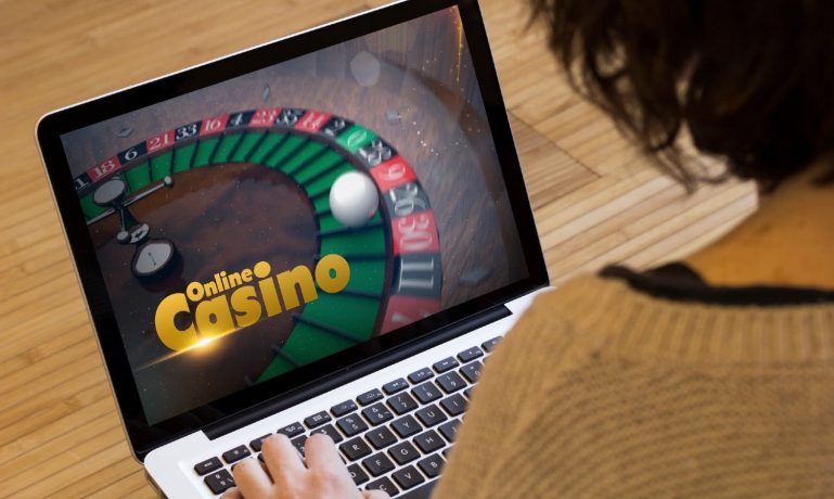 mulher acessando cassino online